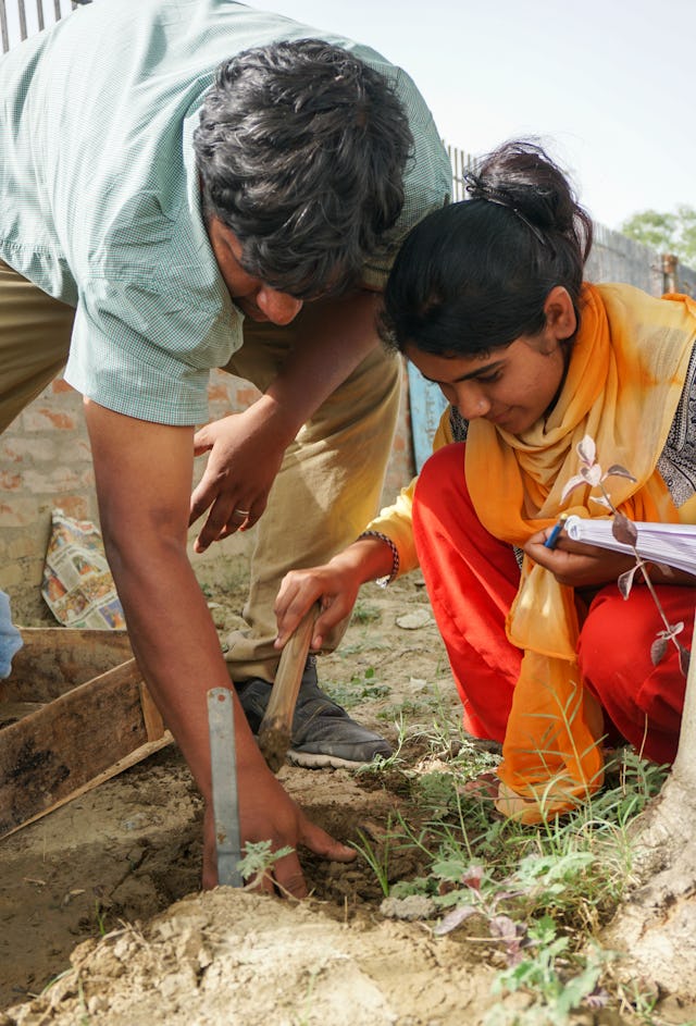 این عکس قبل از بحران کنونی سلامت گرفته شده است. جامعهٔ بهائی هند سالها است که در تلاشها برای توسعهٔ کشاورزی محلی به عنوان ابزاری برای پرداختن به چالشهای اقتصادی و اجتماعی مشارکت کرده است. در این عکس، شرکتکنندگان در یک برنامهٔ الهام گرفته از آموزههای دیانت بهائی به نام «آمادگی برای اقدام اجتماعی» مهارتهایشان برای کشاورزی در زمینهای کوچک و متنوع را پرورش میدهند.