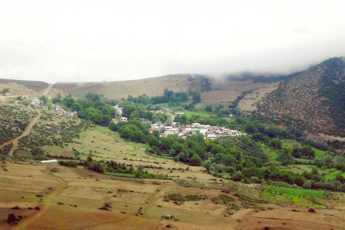 Le village d’Ivel, dans le nord de l’Iran, abritait une communauté bahá’íe datant du milieu des années 1800 qui était autrefois « une communauté multigénérationnelle prospère et paisible… de fermiers et de propriétaires de petites entreprises ».