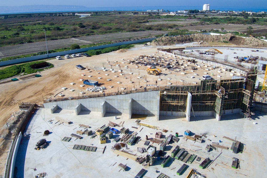 Otra vista del muro del portal curvo del sureste que cerrará la plaza sur.