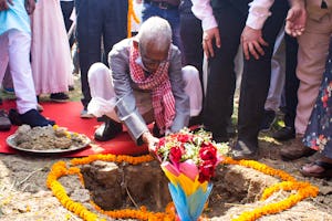 Una ceremonia histórica inaugura la construcción de la primera Casa de Adoración bahá’í local de la India