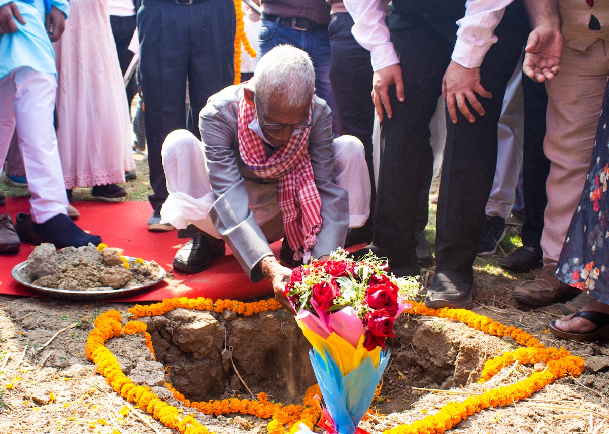 La première pierre a été posée aujourd’hui pour la première maison d’adoration bahá’íe locale en Inde. La terre recueillie dans les villages de l’État du Bihar a été placée dans le sol du site du temple, évoquant le lien entre les milliers d’habitants de ces villages et la maison d’adoration.