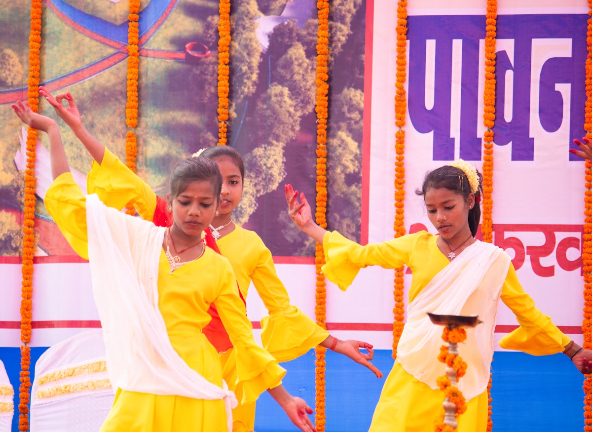 Niños y jóvenes que participan en las actividades bahá'ís de construcción de comunidad ejecutaron danzas tradicionales.