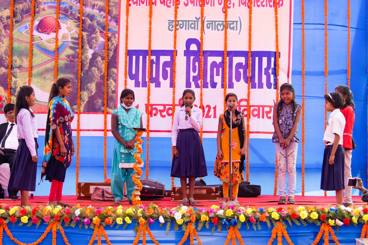 Niños y jóvenes contribuyeron al programa de oraciones de la ceremonia de colocación de la primera piedra con oraciones y actuaciones tradicionales.