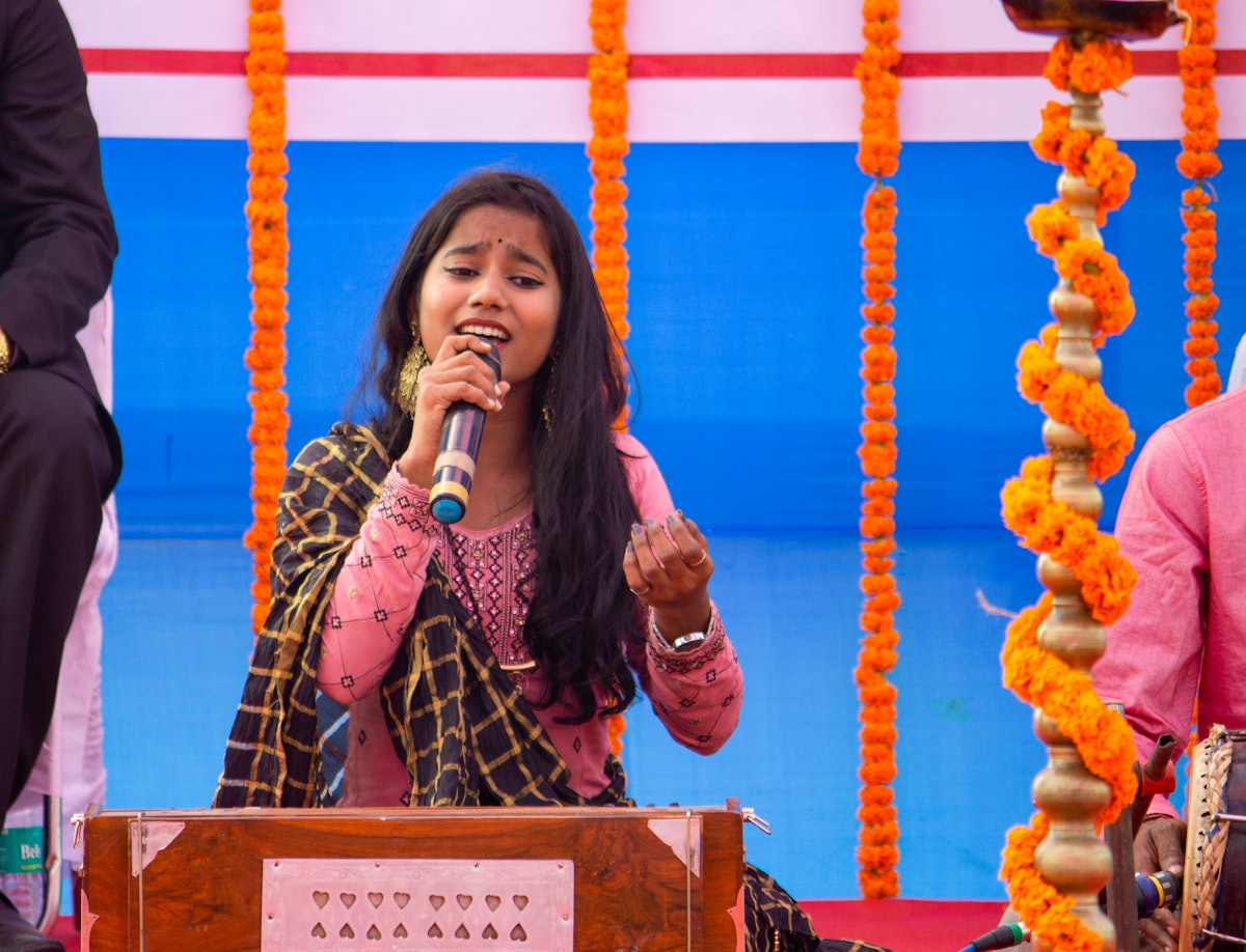 Lors de la cérémonie d’inauguration, le groupe musical local Maitri Mandali a interprété des chants de louange mettant en lumière les principes des enseignements bahá’ís.