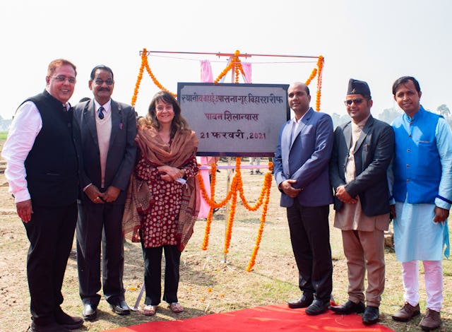 نمایندگان محفل روحانی ملی بهائیان هند و هیئت مشاورین قارهای در آسیا در این مراسم حضور یافتند. از چپ به راست: اعضای محفل ملی نایسون اولای (Nayson Olyai)، آر اس یاداو (R S Yadav) و نازننه روحانی (Naznene Rowhani)، از مشاورین، راهول کومار (Rahul Kumar)، یام پراساد آکاریا (Yam Prasad Acharya) و اوتام میترا (Uttam Mitra).