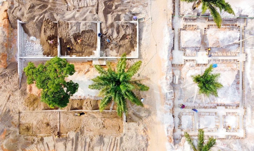 Los cimientos del centro de visitantes se han construido entre los árboles ya presentes en el terreno, conservándolos como parte de la ornamentación del patio.