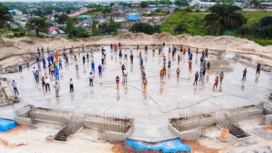 El personal que trabaja en la construcción del templo se reunió el jueves pasado sobre la losa de hormigón recién terminada para celebrar esta importante etapa del proyecto.