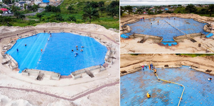 Une couche contre l’humidité est mise en place sur toute la surface du temple en préparation de la construction de la dalle de plancher en béton armé. Encerclant les fondations, des travaux de terrassement sont préparés pour le sol immédiatement à l’extérieur de la zone centrale.