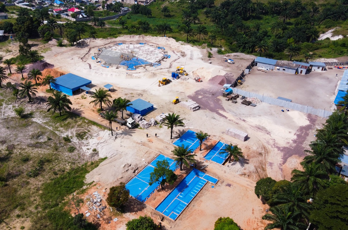 También se construye un centro de visitantes próximo a la entrada del recinto de la Casa de Adoración de Kinshasa.