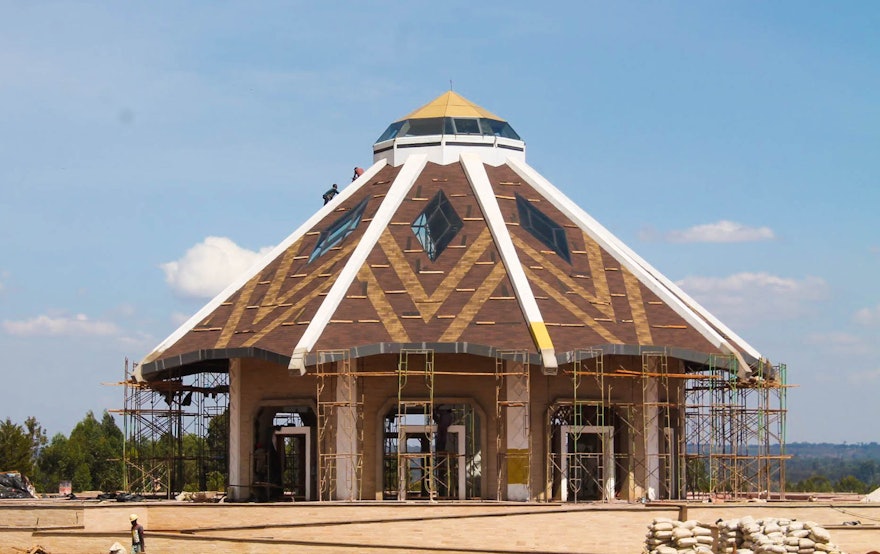 As the exterior of the local Bahá’í House of Worship in Matunda Soy, Kenya, nears completion, the elegant form of the temple’s design is becoming visible. The design is inspired by huts that are traditional to the region. Exposed roof beams highlight the nine sides of the edifice.