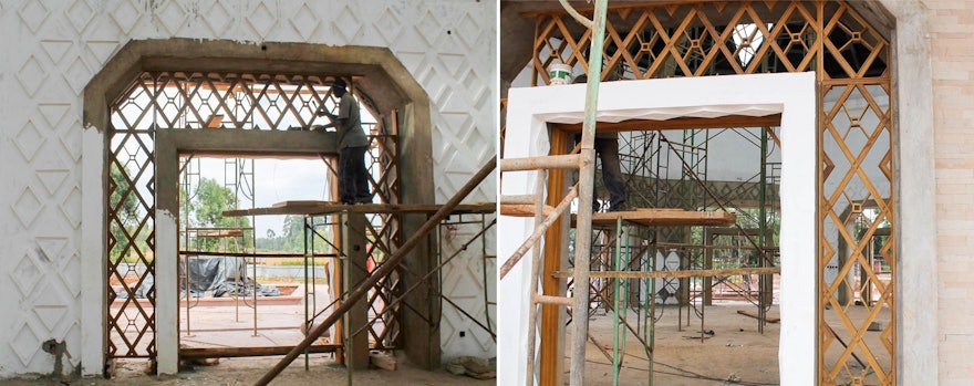 L’intérieur et l’extérieur des neuf portes du temple sont décorés de bois et de plâtre. Le treillis autour de chaque porte est préparé dans un atelier de la région de Matunda Soy et est fabriqué à partir de mvule, un bois originaire d’Afrique de l’Est.