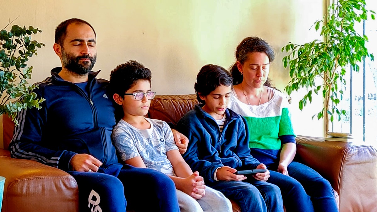 Una familia en Chile recita oraciones bahá'ís como parte de la emisión, que tenía como objetivo transmitir ese mismo espíritu de oración que la gente experimenta cuando ora junta en sus hogares.