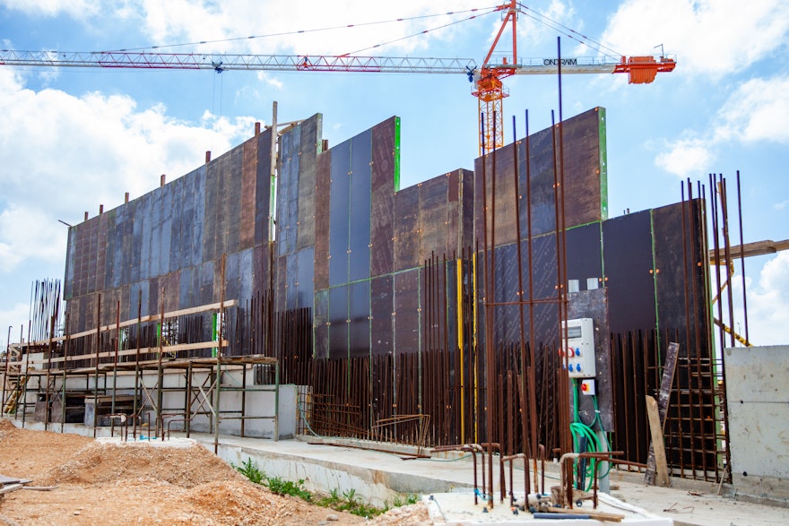 Le coffrage est en train d’être levé pour le mur du portail du côté ouest de la place nord.