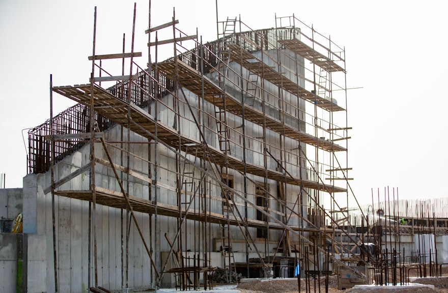 Está a punto de finalizarse el muro del pórtico al este de la plaza norte.