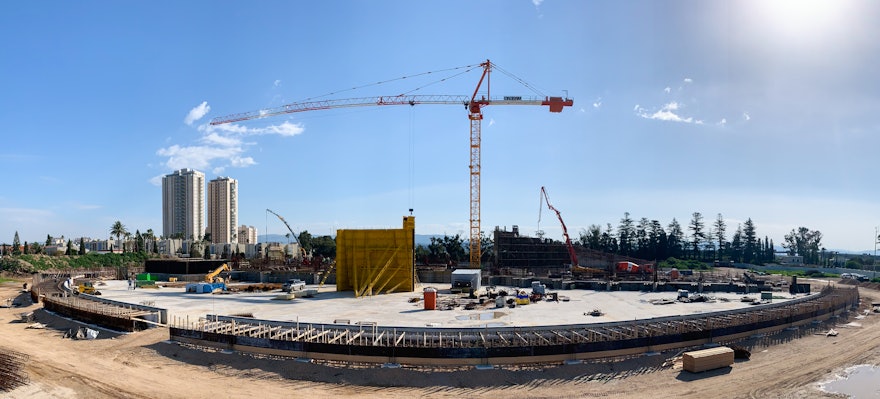 Dans une vue du site depuis l’ouest, l’avancement d’un chemin encerclant le mausolée est visible au premier plan.