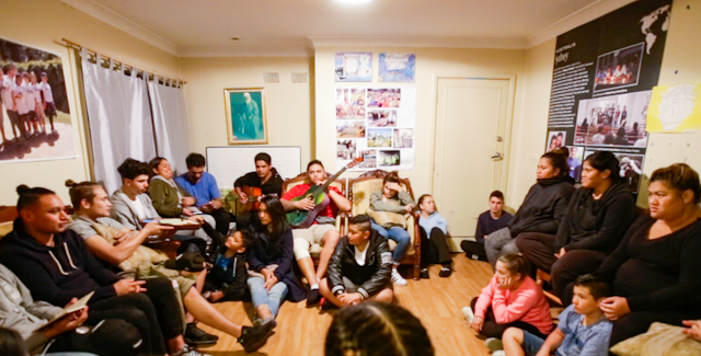 Fotografía tomada antes de la actual crisis sanitaria. El artículo destaca la dinámica vida comunitaria que se está materializando en Mount Druitt mediante reuniones de oración, debates y música.