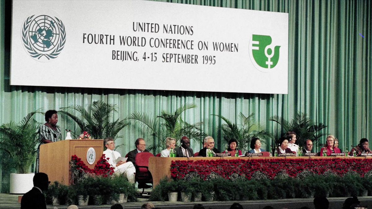 عکسی متعلق به کنفرانس جهانی زنان در پکن ۱۹۹۵. کمیسیون مقان زن امسال که به صورت آنلاین برگزار می‌شود، بزرگترین گردهمائی از زمان کنفرانس پکن است که سازمان‌های دولتی و جامعۀ مدنی را برای پیشبرد گفتمان‌ برابری جنسیتی گرد هم می‌آورد.