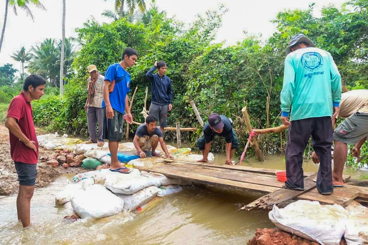 Les membres de la communauté d’Okcheay s’unissent pour reconstruire après de graves inondations.