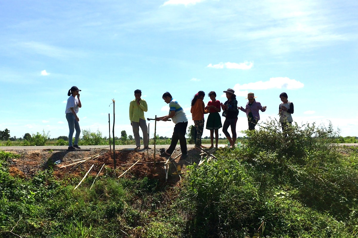Photographie prise avant la crise sanitaire actuelle. Les efforts de jeunes adolescents pour planter des arbres afin d’améliorer la qualité de l’air et d’abriter de la chaleur ont eu l’avantage supplémentaire d’empêcher l’érosion d’une partie de route en cas d’inondations