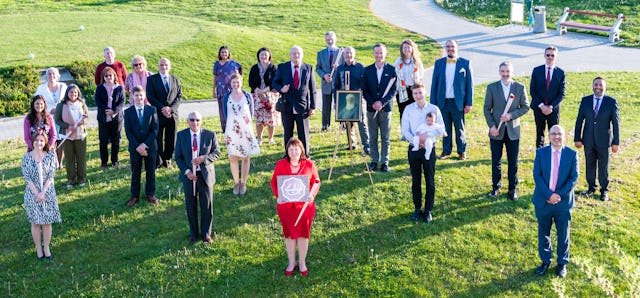 Para peserta konvensi nasional pertama komunitas Bahá'í Kroasia berkumpul dengan para anggota Majelis Spiritual Nasional yang baru terpilih.