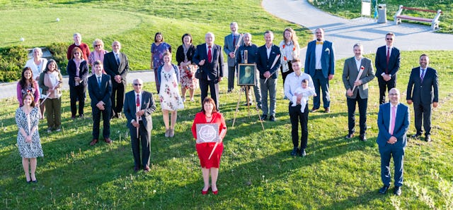 Les participants à la première convention nationale de la communauté bahá’íe croate se réunissent avec les membres de l’Assemblée spirituelle nationale nouvellement élue.