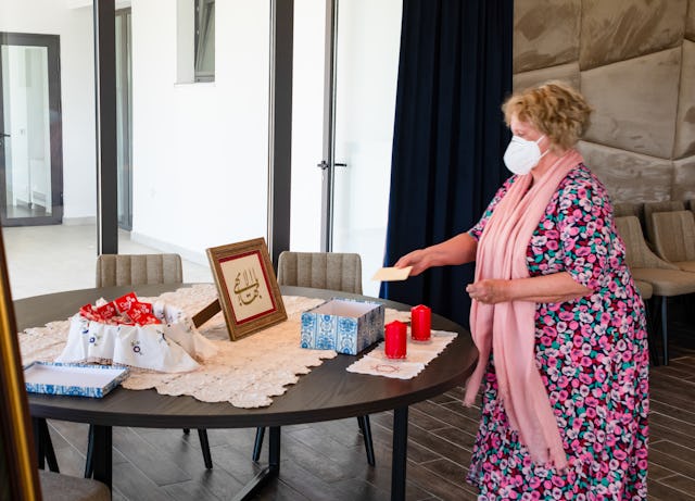 A delegate at the Croatian Bahá’í community’s first national convention casts her ballot.