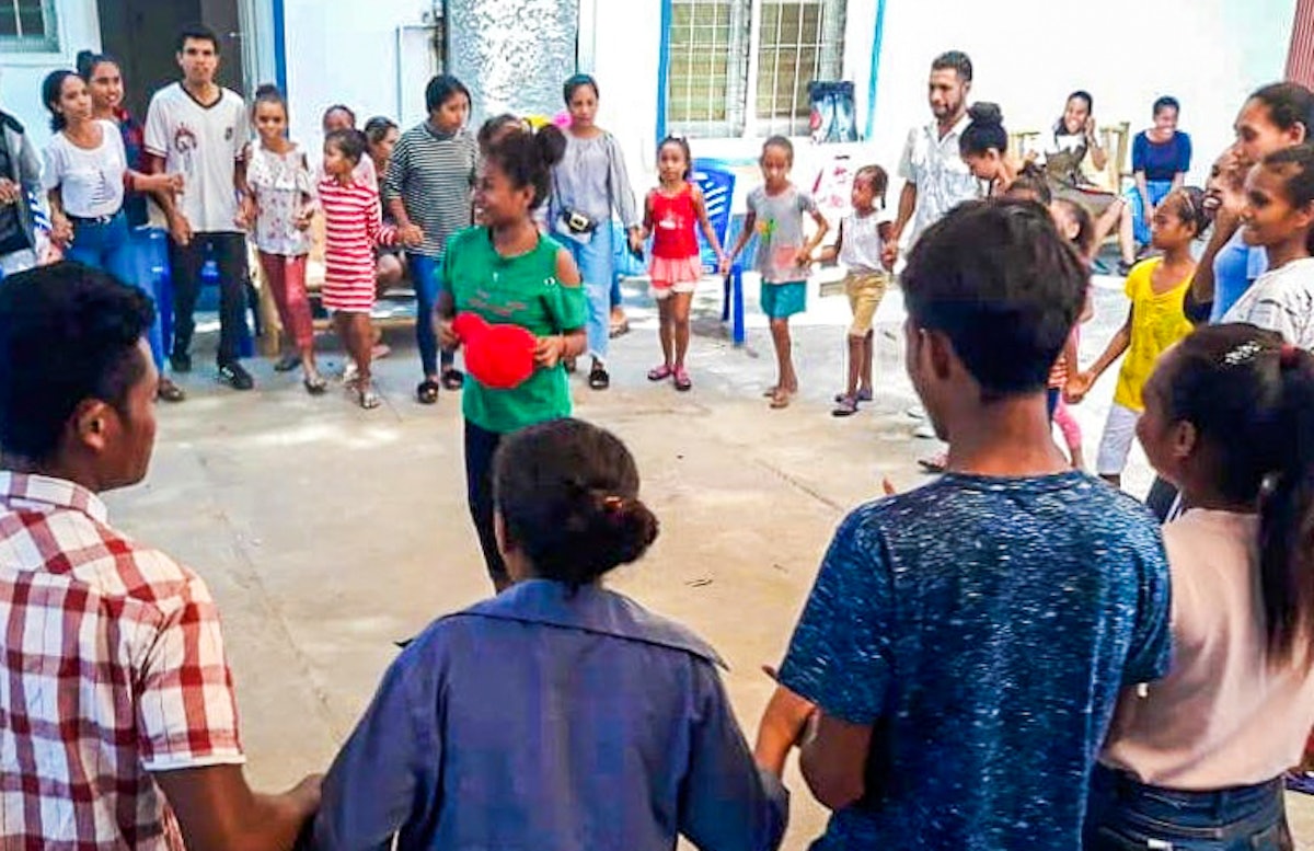 Photo prise avant la crise sanitaire actuelle. Ces dernières années, les efforts déployés par la communauté bahá’íe du Timor-Leste pour mettre en place des activités de développement communautaire dans un nombre croissant de villes et de villages ont ouvert la voie à l’établissement de l’Assemblée spirituelle nationale.