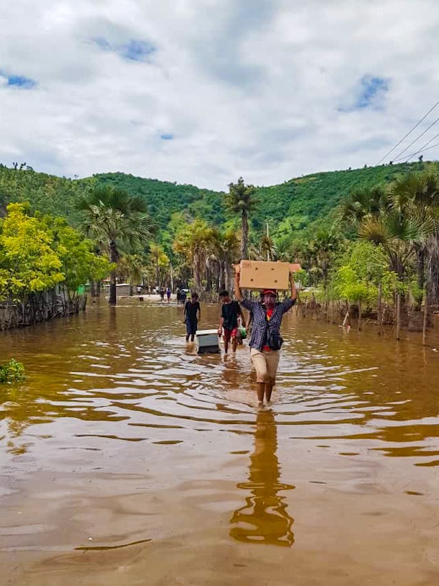 “Bahá’í institutions and local officials have worked shoulder-to-shoulder with people on the ground,” says Madalena Maria Barros, a member of the National Assembly. Many officials have helped deliver supplies in person.