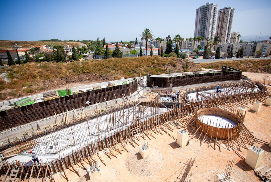 Des jardinières de différentes formes sont en cours de construction pour les jardins qui embelliront la place nord.