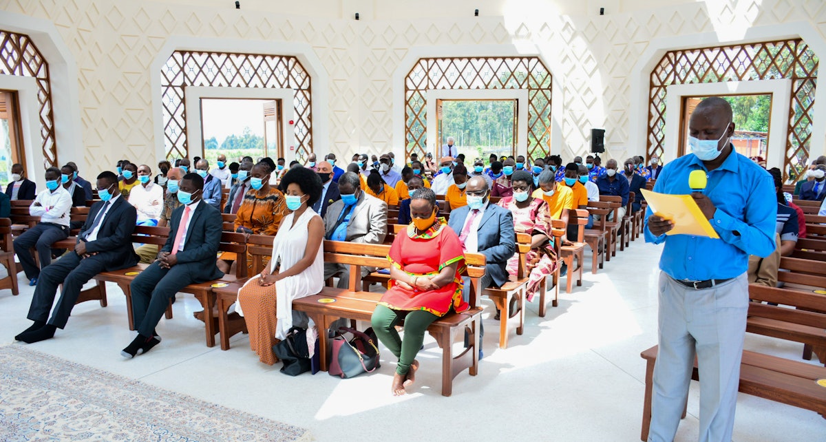 Une prière est lue à l’intérieur de la maison d’adoration lors de la cérémonie d’inauguration.