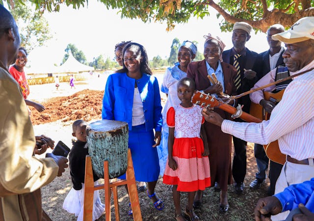 Photographie prise avant la crise sanitaire actuelle. Des habitants de Matunda Soy se sont réunis lors de la cérémonie de pose de la première pierre du projet de construction du temple en mars 2019.