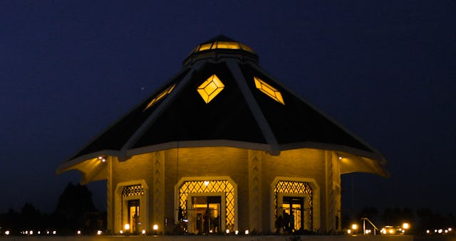 Una vista nocturna de la Casa de Adoración bahá'í local de Matunda Soy (Kenia). La Casa de Adoración es una entidad única. Se yergue en el corazón de la comunidad, abierta a todas las personas, y es un espacio donde la oración y la contemplación inspiran a servir a la sociedad.