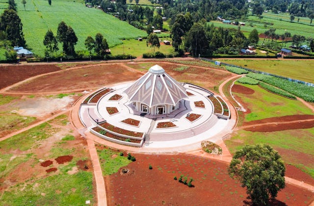 Vista aérea de la Casa de Adoración local bahá'í de Matunda Soy (Kenia).