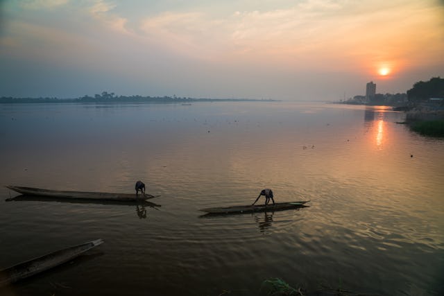 Pemandangan sungai di dekat Bangui, ibu kota Republik Afrika Tengah.  Konflik bersenjata selama bertahun-tahun di negara itu telah mengganggu kehidupan dan membuat ratusan ribu orang mengungsi.