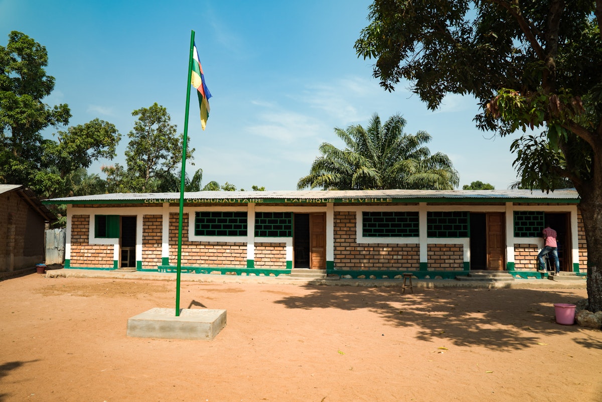 یکی از مدارس محلی تاسیس شده توسط یک سازمان الهام‌‌گرفته از آموزه‌های بهائی در جمهوری آفریقای مرکزی.