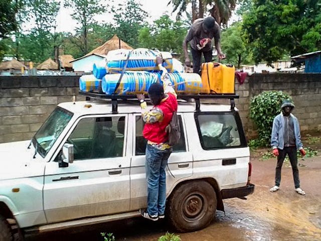 Los jóvenes de Bangui se preparan para viajar con miembros del comité de emergencia nombrado por la Asamblea Espiritual Nacional.