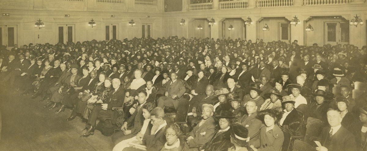 Une conférence sur l’amitié raciale organisée par la communauté bahá’íe à Springfield, dans le Massachusetts, peu de temps après la première conférence qui a eu lieu à Washington, D.C., en mai 1921.