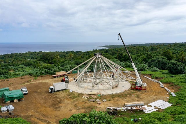 The nine wings of the roof, shaped like the deep valleys that mark the terrain of the volcanic island, were assembled around the oculus one by one.