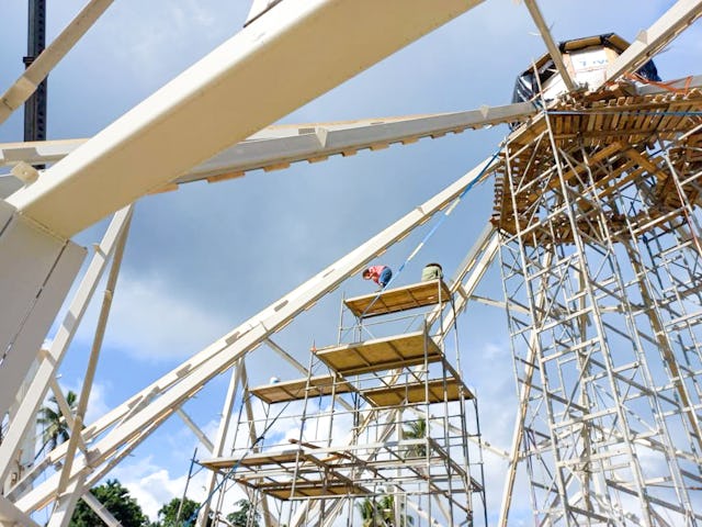 The central edifice of the temple has a distinctive design, with wooden walls and a thatched roof modeled after Vanuatu’s traditional architecture, supported by a hidden steel structure. The various parts of the structure were manufactured across the islands of Vanuatu and overseas, and were prepared for assembly in the capital, Port Vila, before being transported to Tanna.