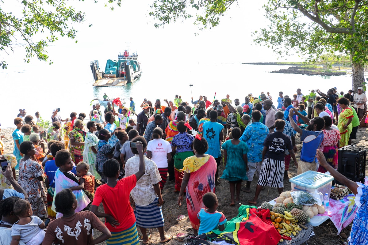 Rassemblements en présence organisés selon les mesures de sécurité exigées par le gouvernement. Plus de 250 personnes des villes de l’île de Tanna se sont réunies pour accueillir un bateau de Port Vila transportant une cargaison tant attendue : les principaux éléments de la maison d’adoration bahá’íe locale qui sera construite dans la ville de Lenakel.