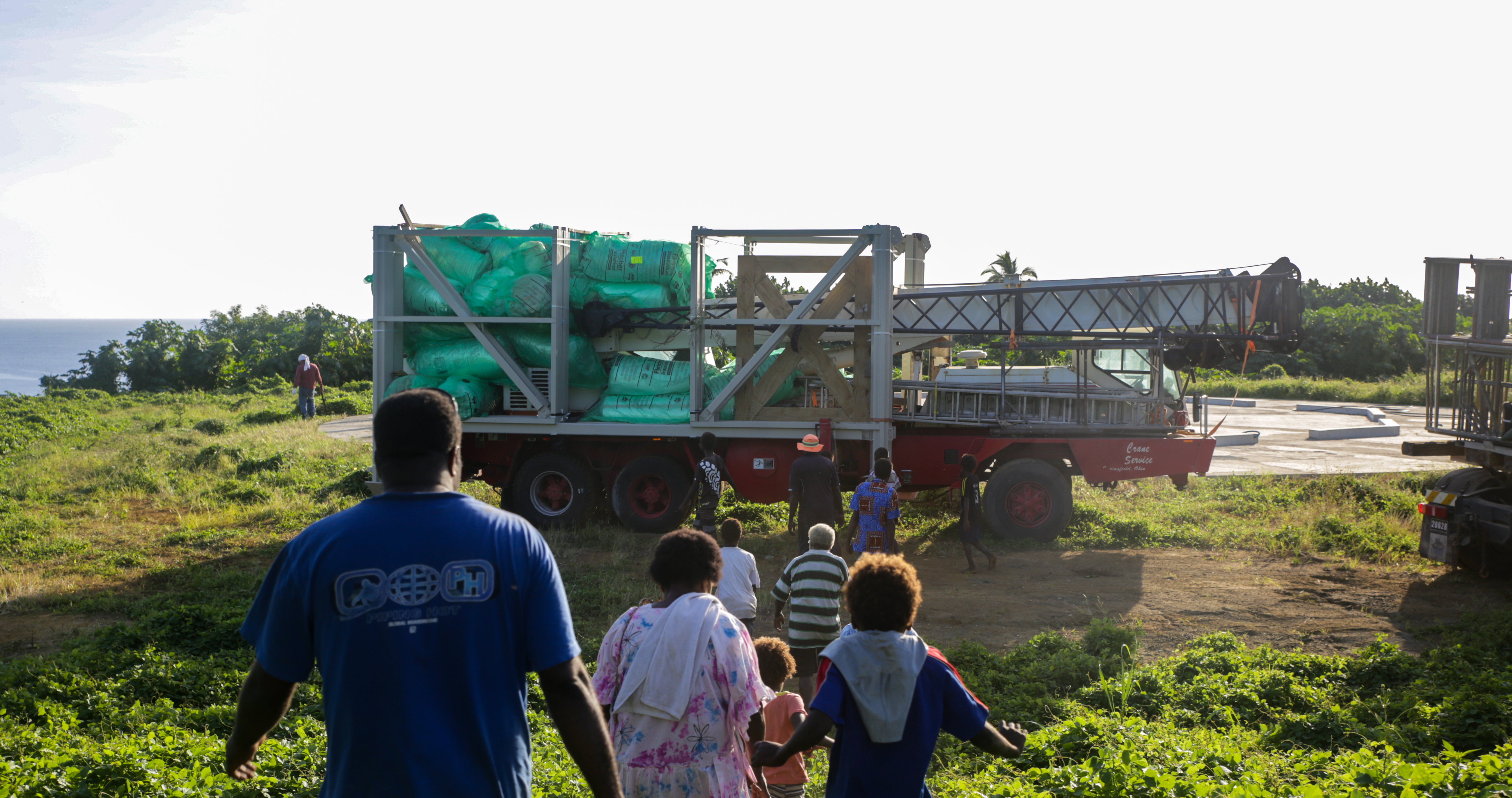 مردم در محوطه‌ٔ ساخت و ساز معبد جمع می‌شوند تا ورود قطعات معبد را مشاهده کنند.