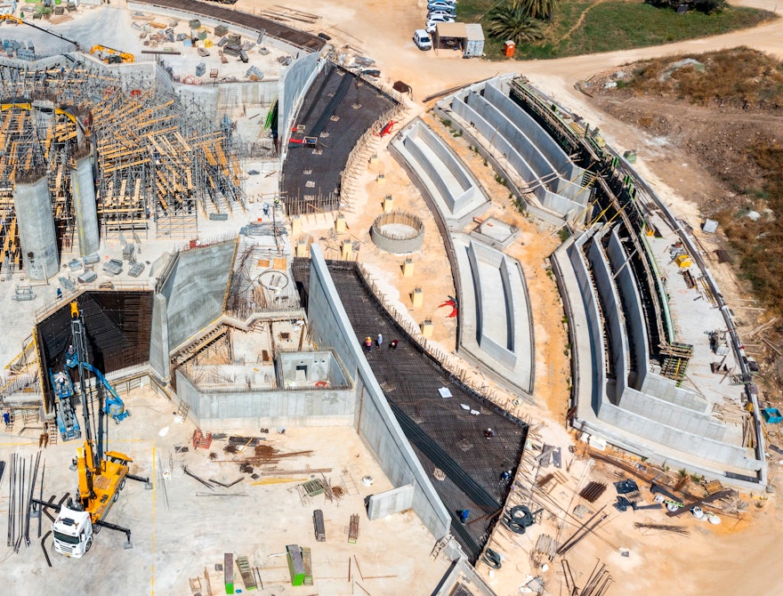 L’état d’avancement des jardinières dans la zone de la place nord sont visibles ici. L’espace entre les deux ensembles de jardinières terminées montre l’endroit où le chemin périphérique traversera la place nord.