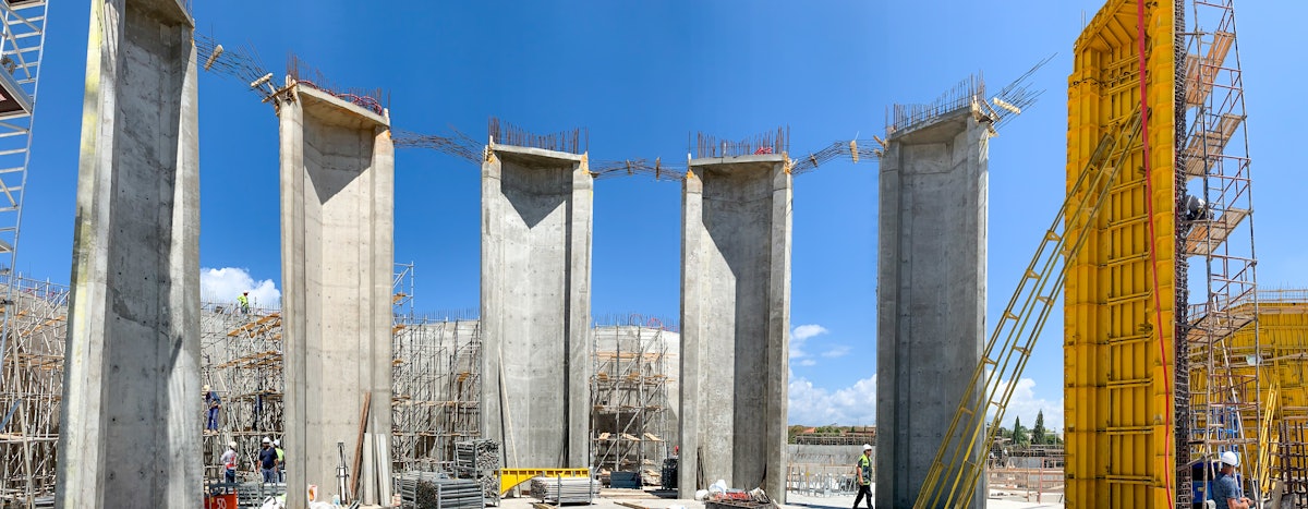 این تصویر پانورامیک (سراسرنما) شش ستون از هشت ستون اصلی ساختمان اصلی را قبل از تکمیل نشان می‌دهد.