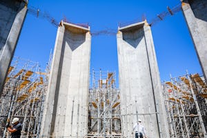 In addition to the pillars, the first set of folding walls has been completed, and preparations are beginning for a trellis that will span the plaza