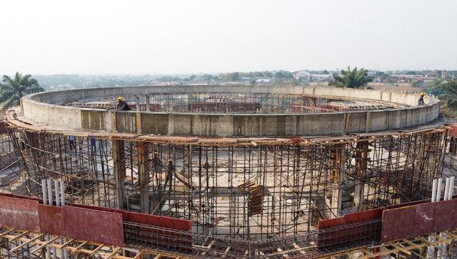 Last week, the innermost of the two ring beams was completed. At 8 meters above the ground, the concrete portion of the structure has now reached its full height. More than 90 percent of the concrete for the edifice has been poured, opening the way for the steel superstructure to be erected.