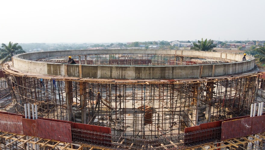 La semaine dernière, la plus intérieure des deux poutres périphériques a été achevée. À 8 mètres au-dessus du sol, la partie en béton de la structure a maintenant atteint sa pleine hauteur. Plus de 90 % du béton de l’édifice a été coulé, ouvrant la voie à la construction de la superstructure en acier.