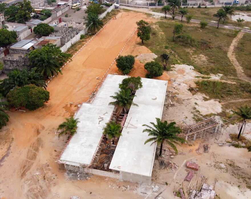 Les murs et la toiture du futur centre des visiteurs sont terminés.