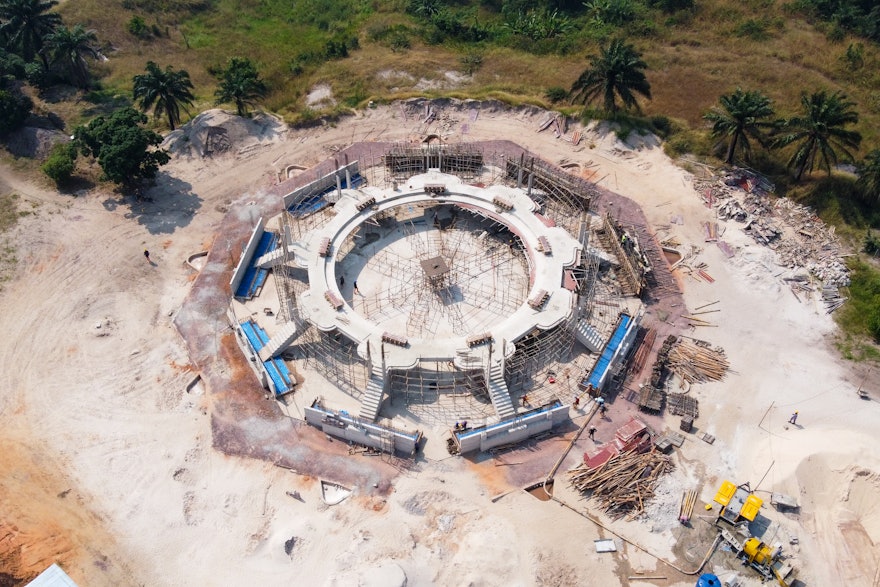 Depuis que les fondations du temple ont été achevées en février, les ouvriers ont érigé les éléments structurels en béton qui constituent la partie inférieure de l’édifice et qui soutiendront la superstructure en acier du dôme et les auvents qui l’entourent.