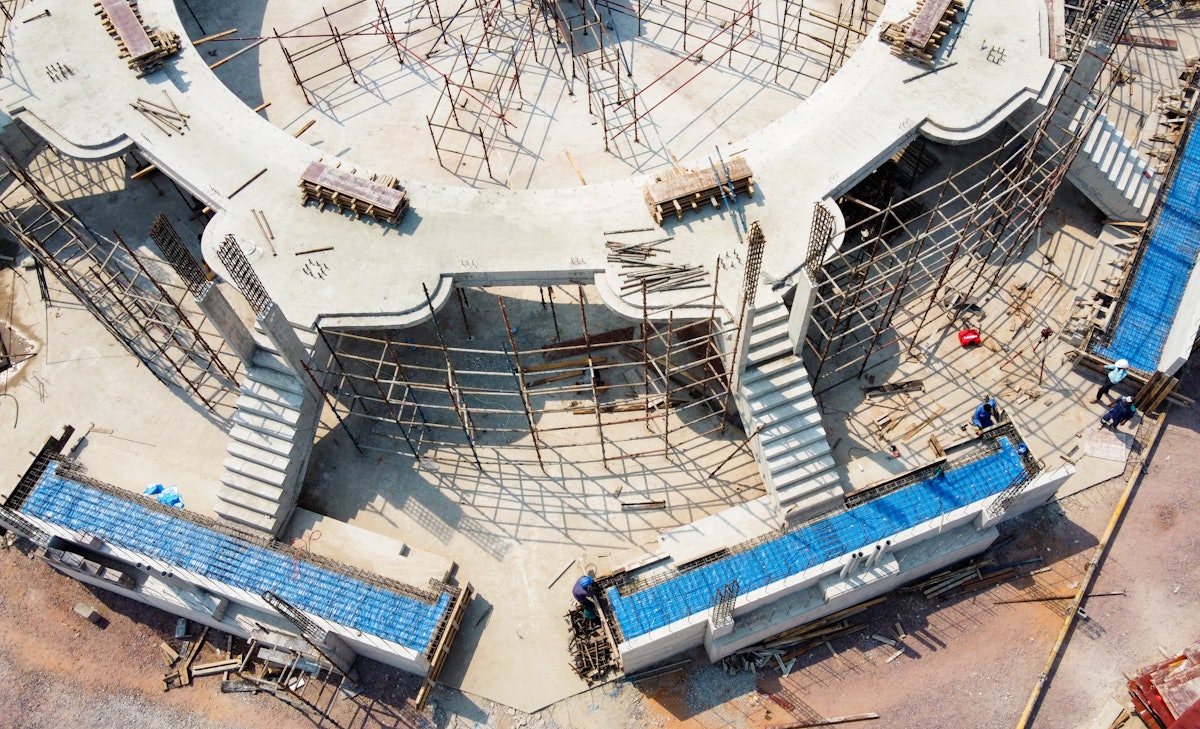 The upper gallery level has been built, supported by nine struts that will also serve as staircases. The dome will be anchored at nine points around the gallery.