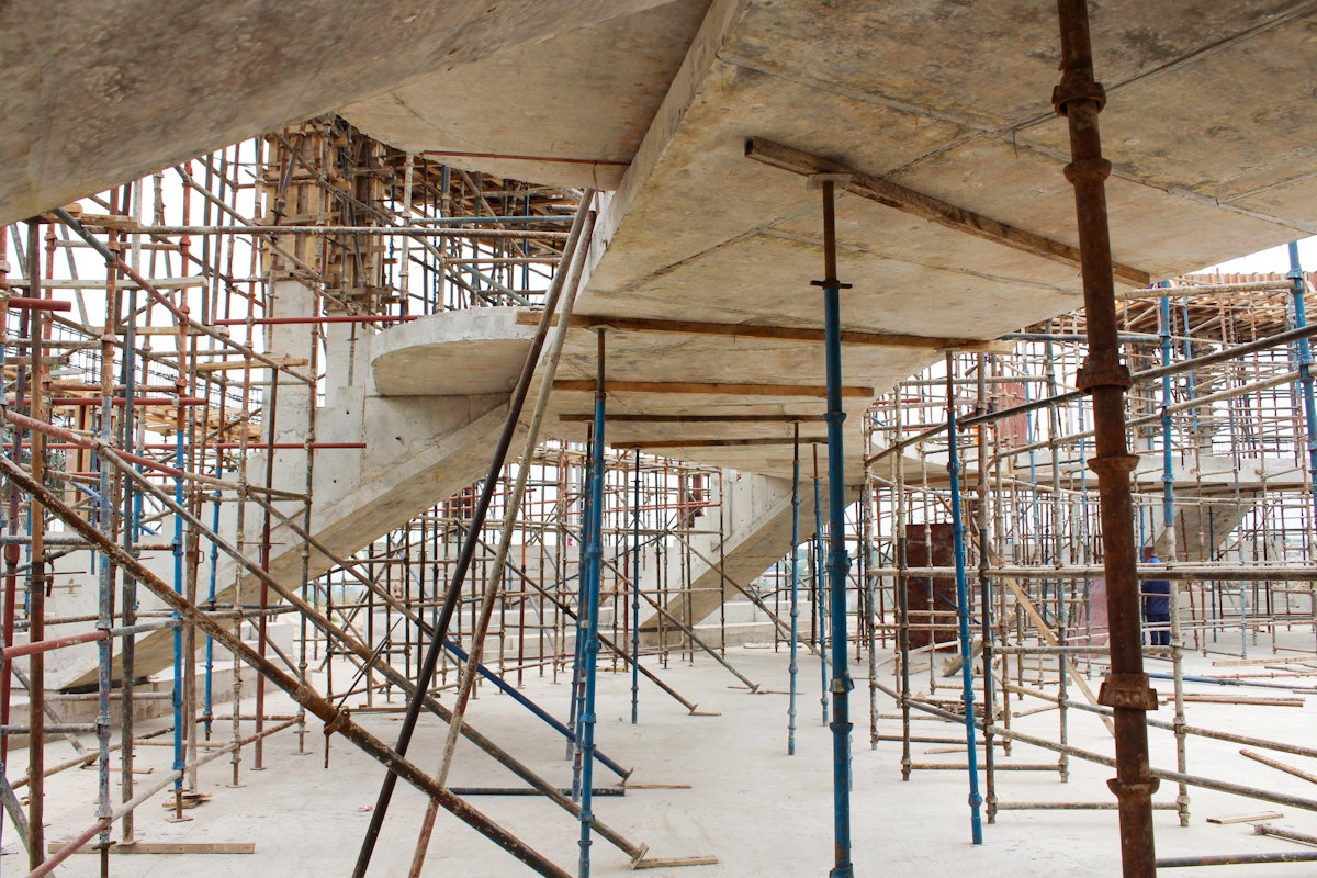 Los pilares distribuirán el peso de la cúpula hacia fuera y hacia los cimientos, dejando toda la planta baja libre de columnas de soporte.